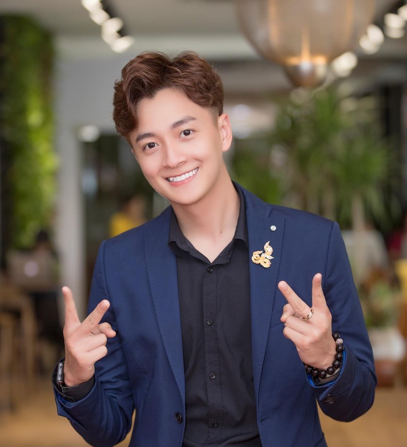 ca-si-ngo-kien-huy